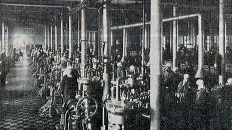 Sala rozlewni wódek w budynku filtracji, 1927 r.