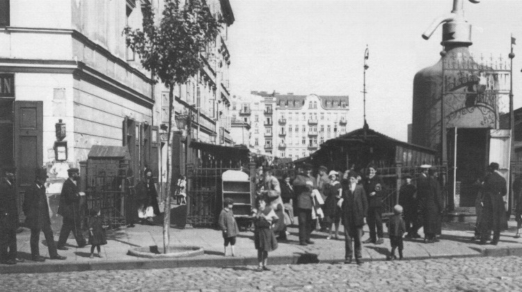 Bazar_Różyckiego_przed_wojną_wejście_od_strony_ul._Targowej